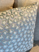 Ijsblauw kussen met panterprint patroon - 45x45 cm - Felinne Iced Blue