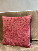 Kussen van bordeaux rode pluisjes stof - 45x45 cm - Lovely Burgundy