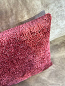 Kussen van bordeaux rode pluisjes stof - 45x45 cm - Lovely Burgundy