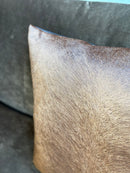 Koperkleurig velours kussen met koeienhaartjes print - 50x50 cm - Perla Rust