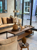 Salontafel van grof hout en smeedijzeren onderstel met onderplank - 160x45x50 cm