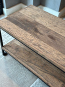 Salontafel van grof hout en smeedijzeren onderstel met onderplank - 160x45x50 cm