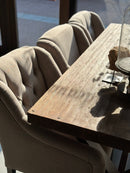 Eetkamerstoel Madrid in leemkleurige linnen-look stof met gecapitonneerde rugleuning