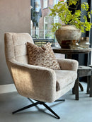 Draaifauteuil Bunda in lichte beige pluisjes stof met zwarte draaipoot