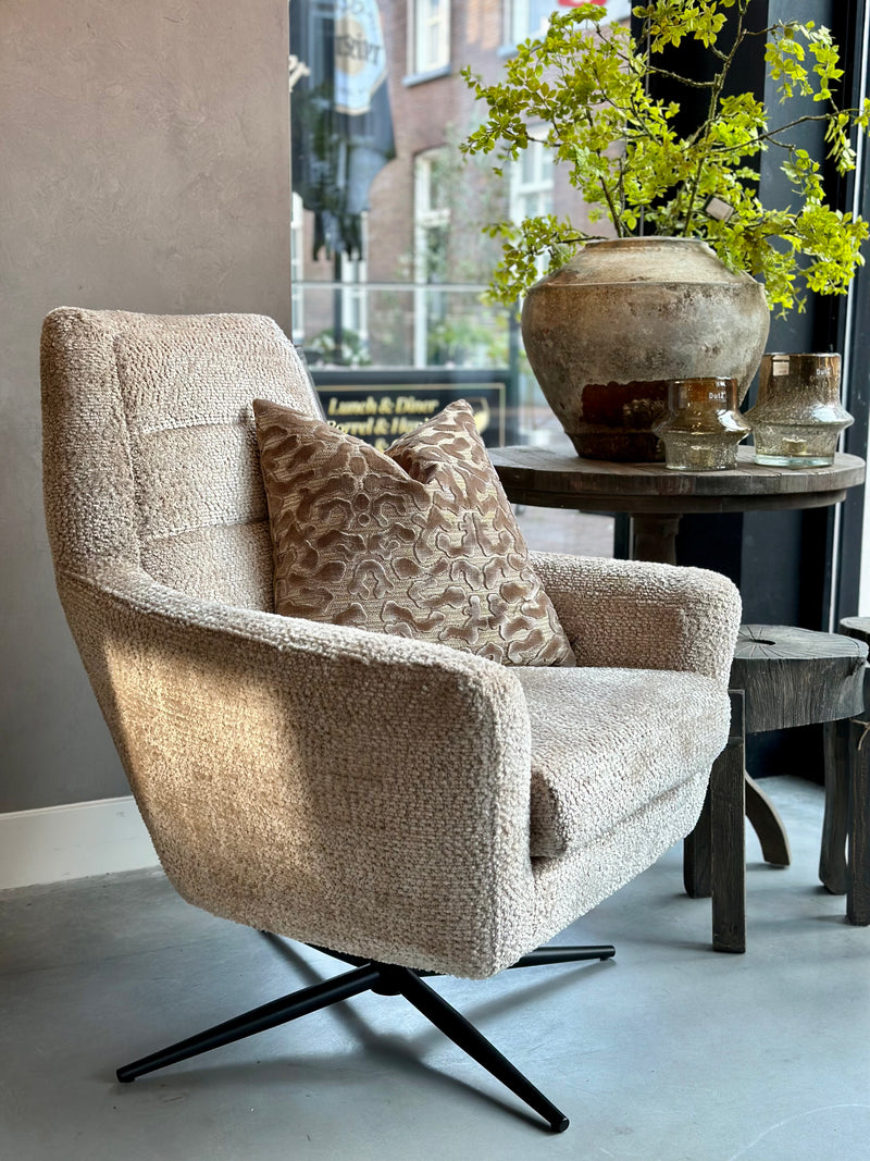 Draaifauteuil Bunda in lichte beige pluisjes stof met zwarte draaipoot