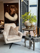 Draaifauteuil Bunda in lichte beige pluisjes stof met zwarte draaipoot