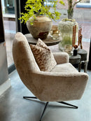Draaifauteuil Bunda in lichte beige pluisjes stof met zwarte draaipoot