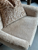 Draaifauteuil Bunda in lichte beige pluisjes stof met zwarte draaipoot