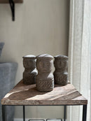 Geluksbeeldje van grijs zandsteen met snijwerk details - H16 cm