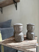 Geluksbeeldje van grijs zandsteen met snijwerk details - H16 cm