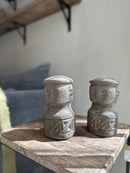 Geluksbeeldje van grijs zandsteen met snijwerk details - H16 cm