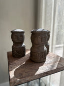 Geluksbeeldje van grijs zandsteen met snijwerk details - H16 cm