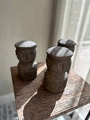 Geluksbeeldje van grijs zandsteen met snijwerk details - H16 cm