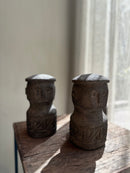 Geluksbeeldje van grijs zandsteen met snijwerk details - H16 cm