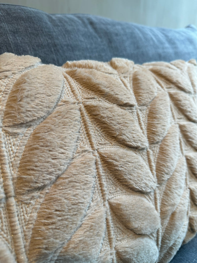 Kussen van beige faux-fur met patronen - 40x60 cm