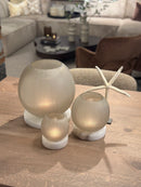 Kasian windlicht in taupekleurig glas met alabaster plateau - D13 x H16 cm