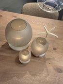 Kasian windlicht in taupekleurig glas met alabaster plateau - D30 x H31 cm