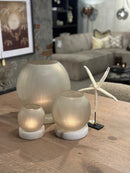 Kasian windlicht in taupekleurig glas met alabaster plateau - D13 x H16 cm