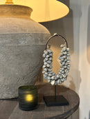 Schelpenketting van grijze schelpjes - H40 x B17 cm