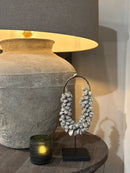 Schelpenketting van grijze schelpjes - H40 x B17 cm