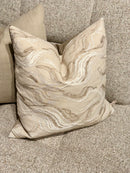 Beigekleurig kussen met goud en witte borduursels - 45x45 cm - Pretissa sand
