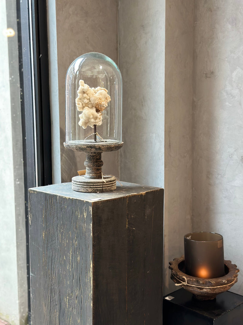 Witte roomquartz op zwart metalen statief - 10x16x23 cm