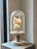 Witte roomquartz op zwart metalen statief - 10x16x23 cm