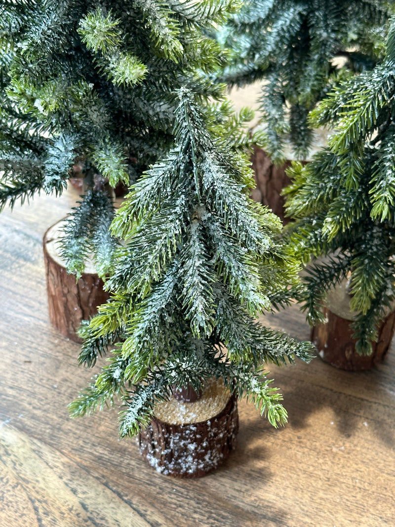 Kerstboompje op hout met besneeuwde toppen kunst - 36 cm hoog