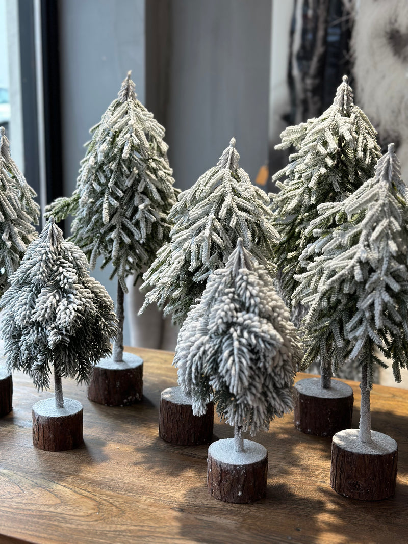 Kunst kerstboompje met besneeuwde toppen 33 cm hoog