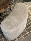 Eetkamerbankje in witte stippeltjes stof in nier-vorm – 150x50x50 cm
