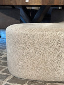 Eetkamerbankje in witte stippeltjes stof in nier-vorm – 150x50x50 cm