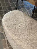 Eetkamerbankje in witte stippeltjes stof in nier-vorm – 150x50x50 cm