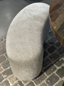 Eetkamerbankje in witte stippeltjes stof in nier-vorm – 150x50x50 cm