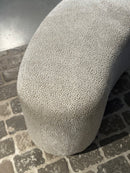 Eetkamerbankje in witte stippeltjes stof in nier-vorm – 150x50x50 cm