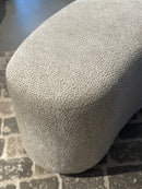 Eetkamerbankje in witte stippeltjes stof in nier-vorm – 150x50x50 cm