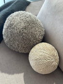 XL rond kussen in licht beige pluisjes stof - 25 cm