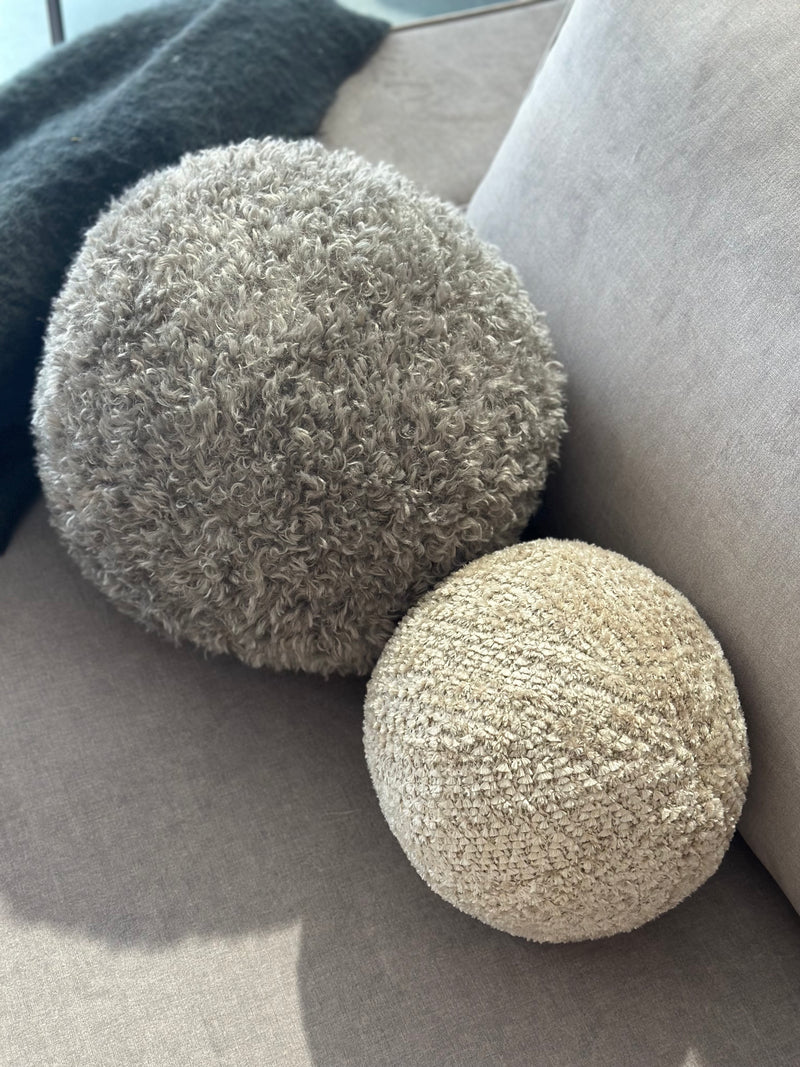 XL rond kussen in licht beige pluisjes stof - 25 cm