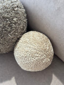 XL rond kussen in licht beige pluisjes stof - 25 cm