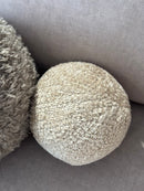 XL rond kussen in licht beige pluisjes stof - 25 cm