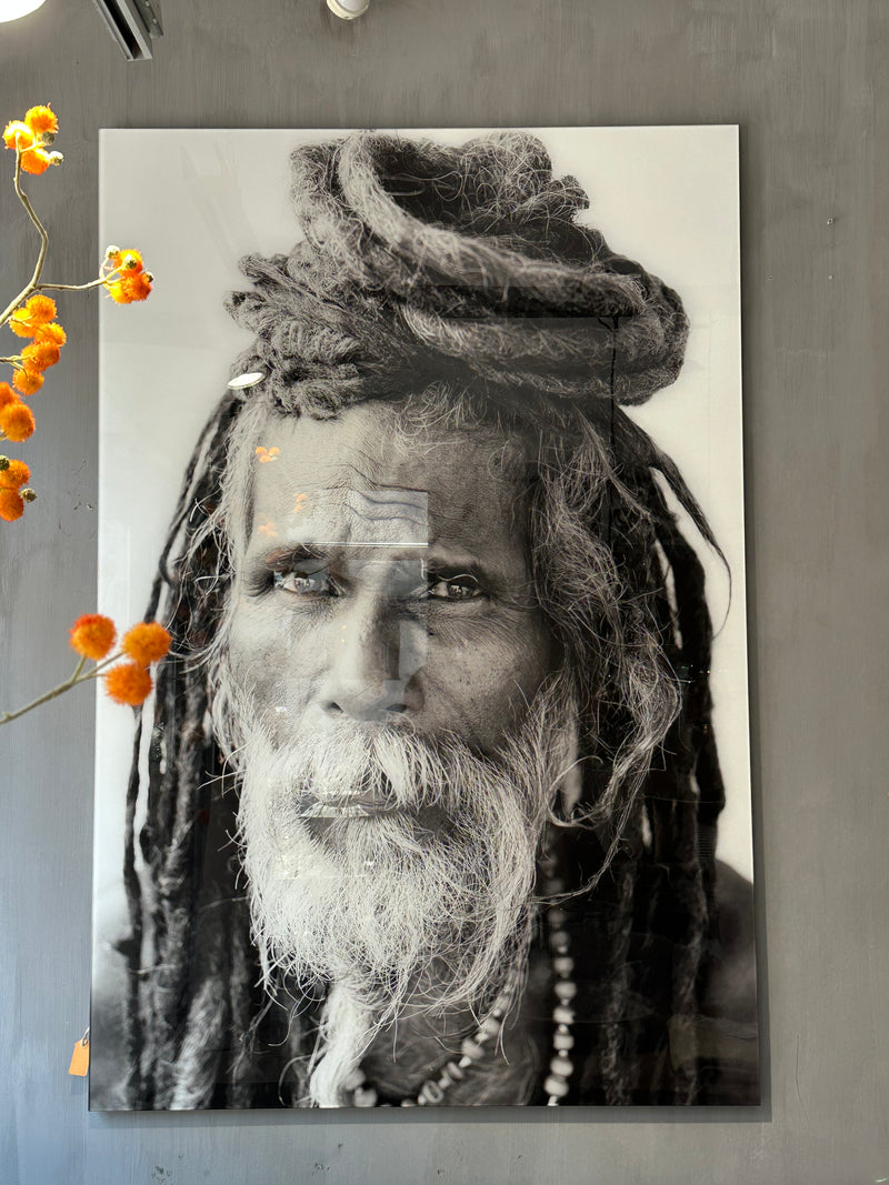 Acrylic art print 100x150 cm – Varanasi Holy Man in zwart-wit glanzend
