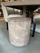 Hocker mops in koffiekleurige velours stof - H48 cm x D40 cm