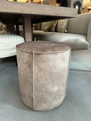 Hocker mops in koffiekleurige velours stof - H48 cm x D40 cm