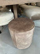 Hocker mops in koffiekleurige velours stof - H48 cm x D40 cm