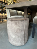 Hocker mops in koffiekleurige velours stof - H48 cm x D40 cm