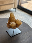 Amberkleurige Unica steen op zwart statief - 10x18x22 cm