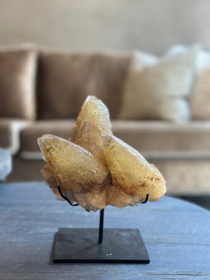 Amberkleurige Unica steen op zwart statief - 10x18x22 cm