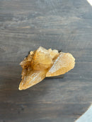 Amberkleurige Unica steen op zwart statief - 10x18x22 cm