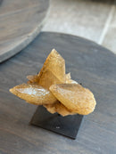 Amberkleurige Unica steen op zwart statief - 10x18x22 cm