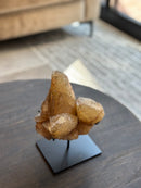 Amberkleurige Unica steen op zwart statief - 10x18x22 cm