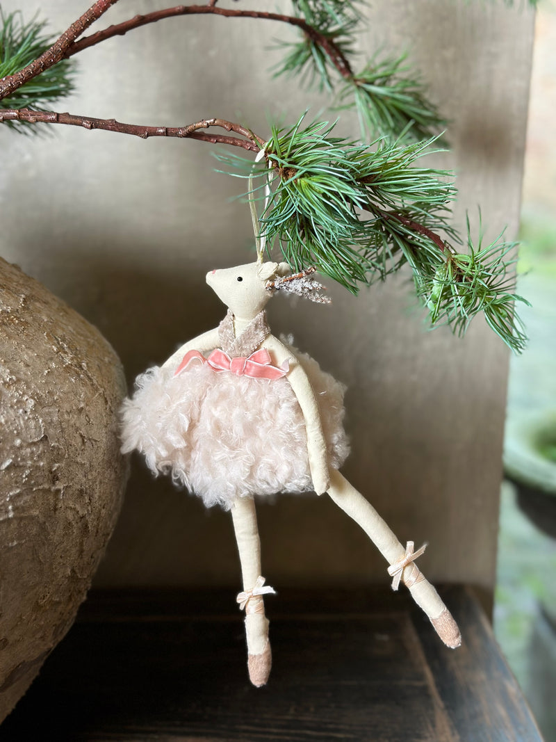 Stoffen ballerina kersthanger hertje met roze jurk